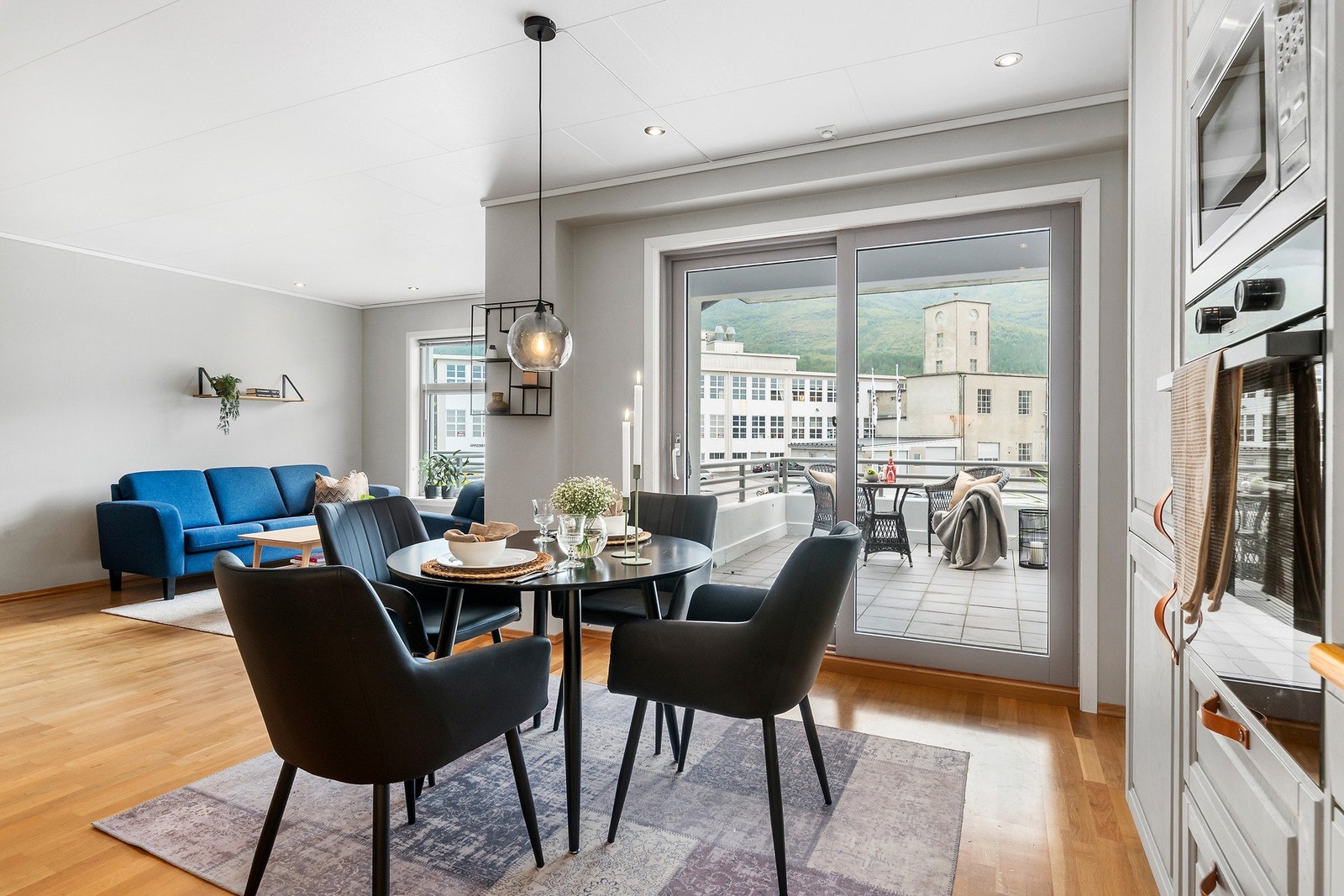 Fra stuen er det utgang til romslig veranda. Galleribilde