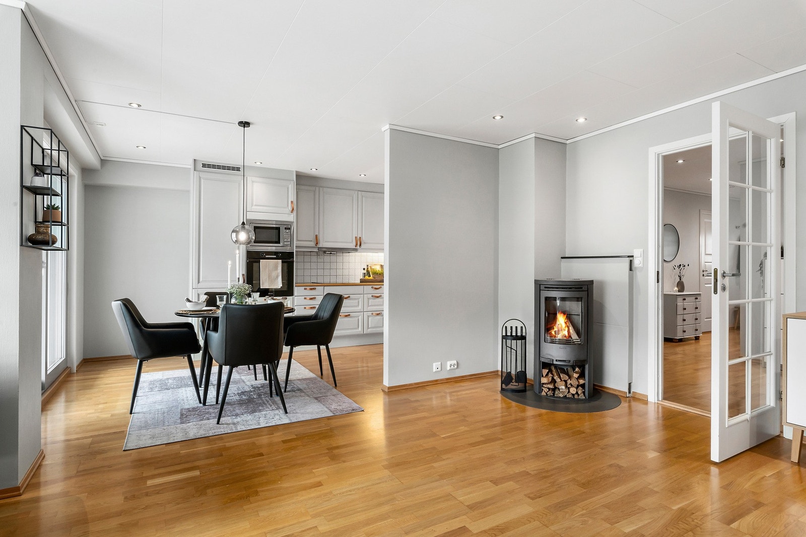 Vedfyring i stuen gir en varm og hyggelig atmosfære. Galleribilde