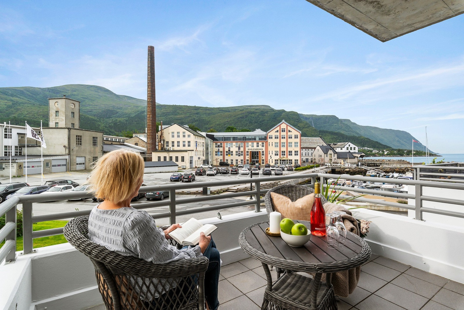 Fra veranden er det utsikt mot Breisundet og Sulafjellet. Galleribilde