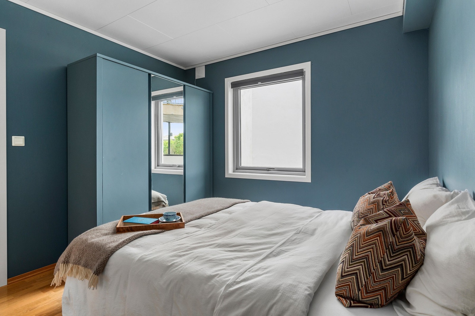 Her er det matchende garderobeskap med helfigurspeil. Galleribilde