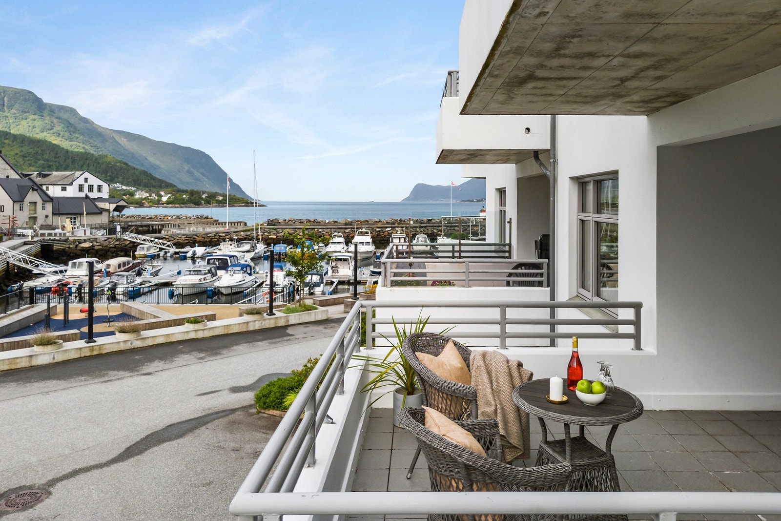 Utsikten mot Breisundet. Galleribilde