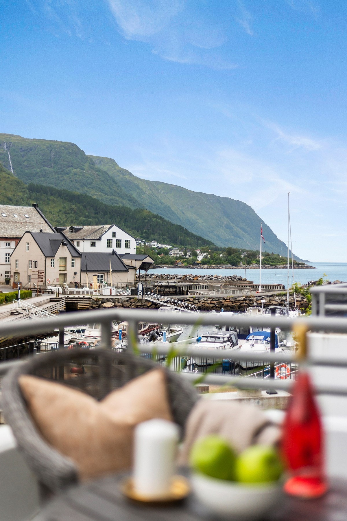 Alltid godt med noe forfriskende drikke på den sydvendte verandaen. Galleribilde