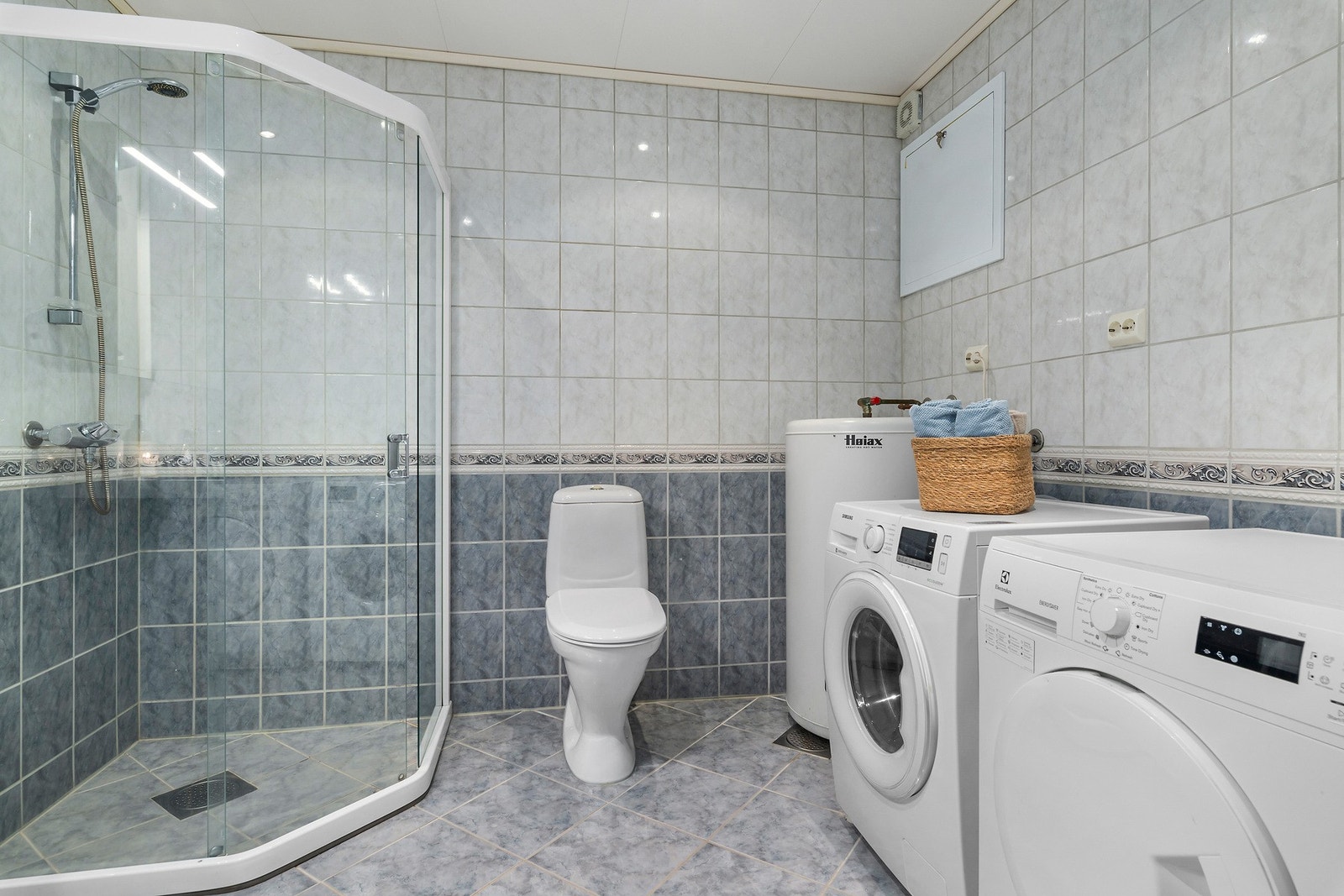 Flislagt bad med opplegg for vaskemaskin. Galleribilde