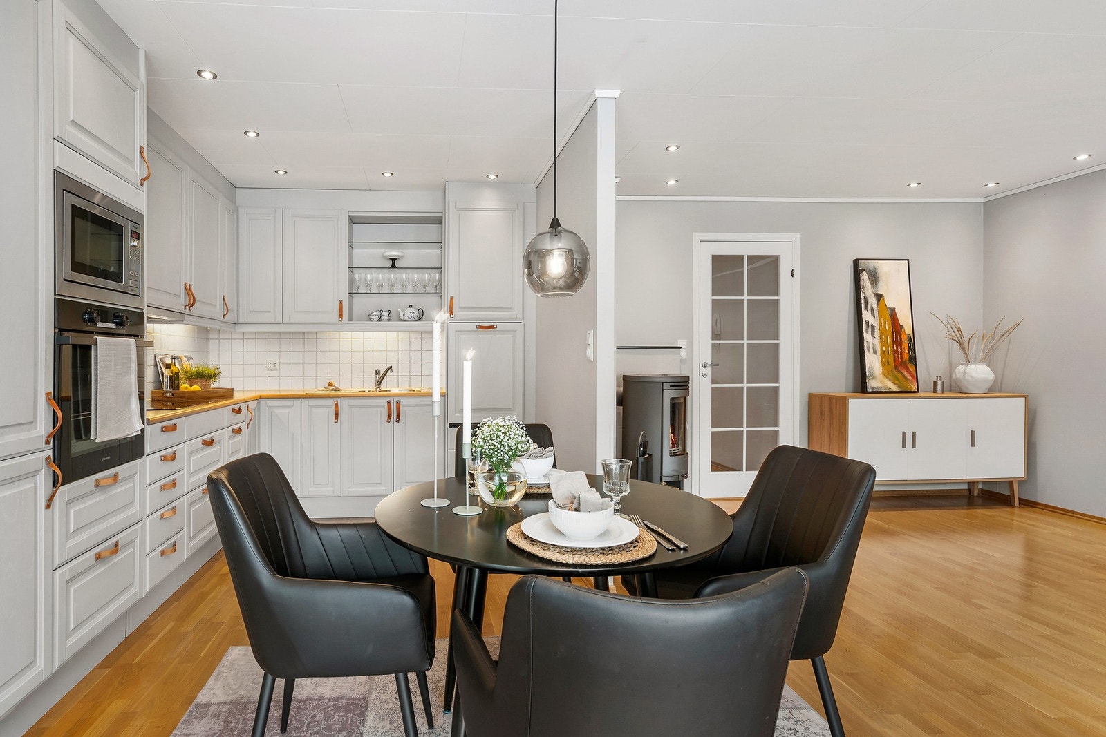 Praktisk plassert spiseavdeling mellom stue og kjøkken. Galleribilde