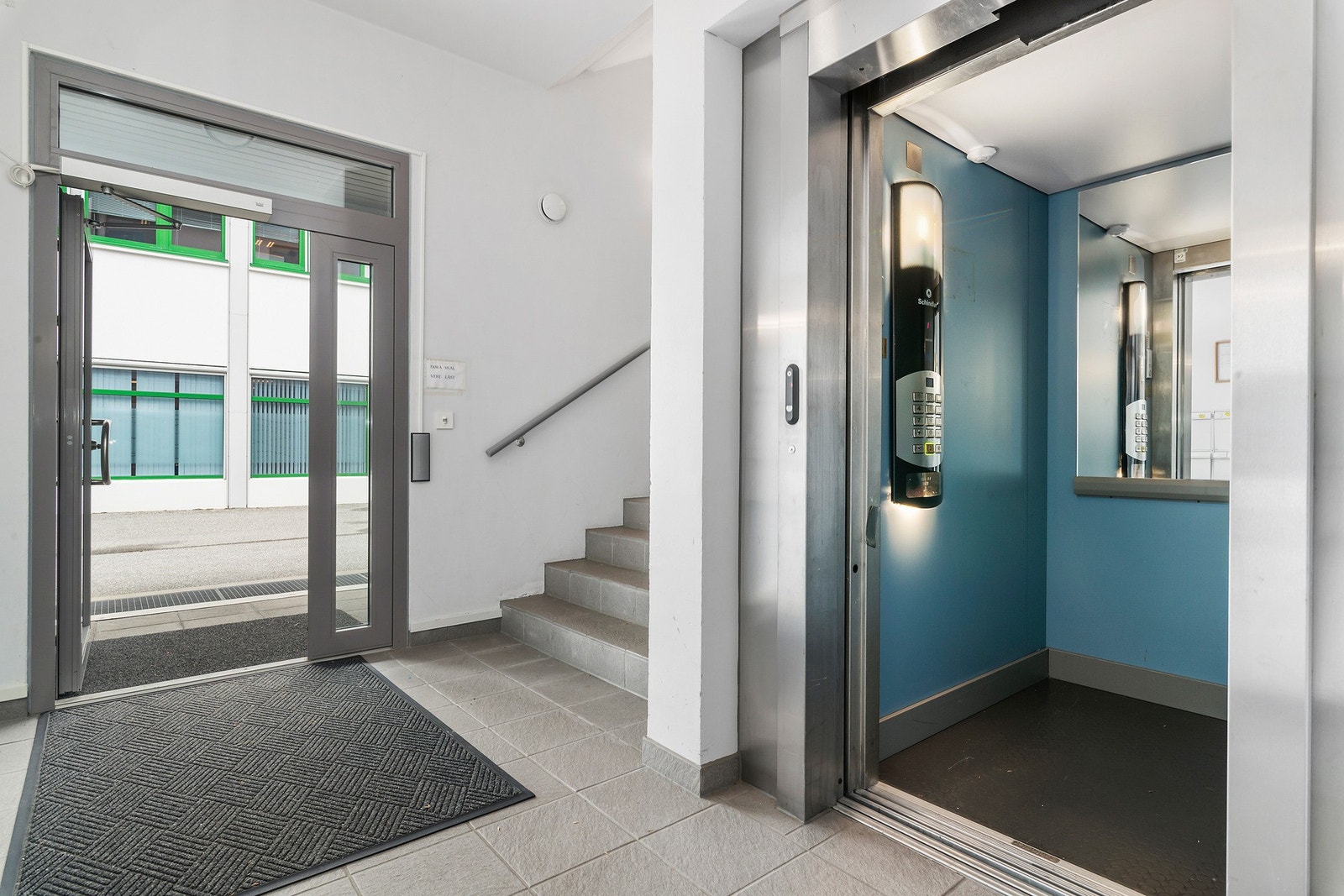 Enkel tilkomst via heis i bygget. Galleribilde