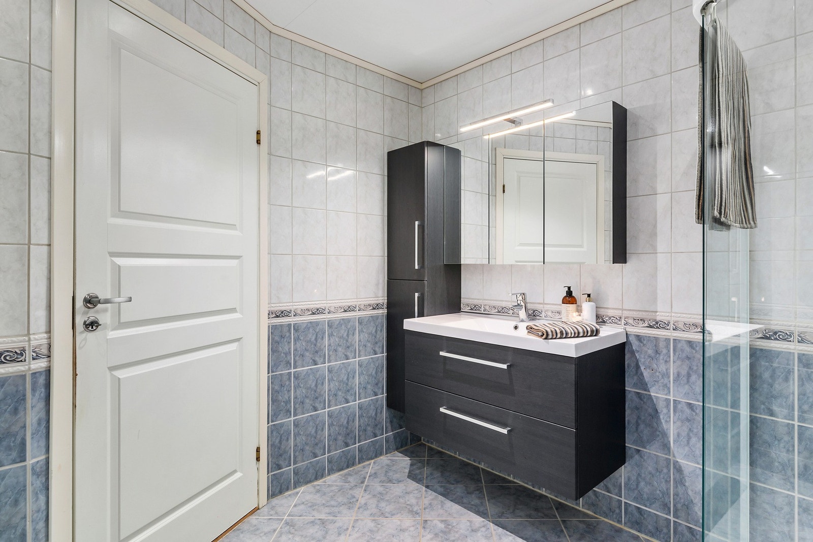 Nyere baderomsinnredning gir ekstra plass til håndklær og velværeprodukter. Galleribilde