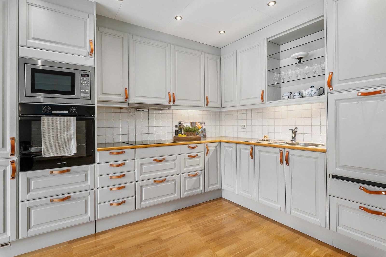 Kjøkkenet er overflateoppusset med nyere hvitevarer. Galleribilde