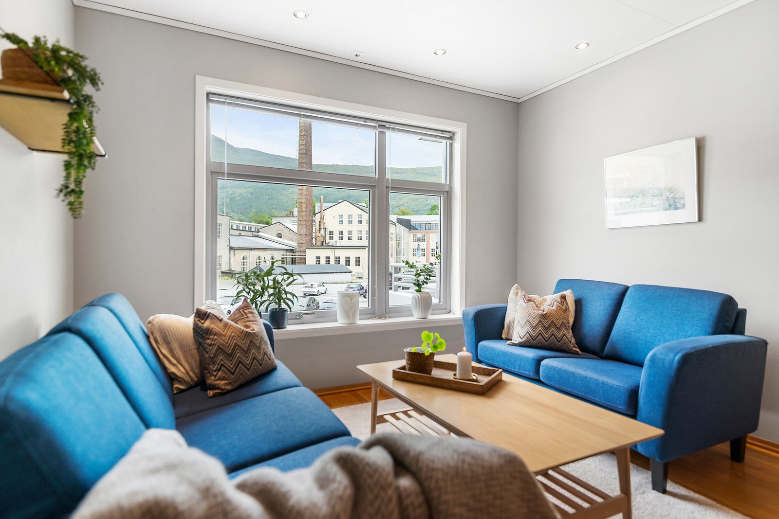 Store vindusflater slipper inn rikelig med naturlig lys. Galleribilde