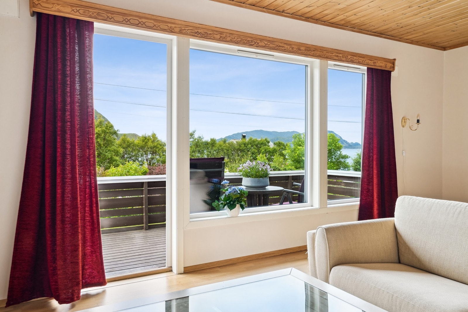 Fra stuen er det utgang til veranda. Galleribilde