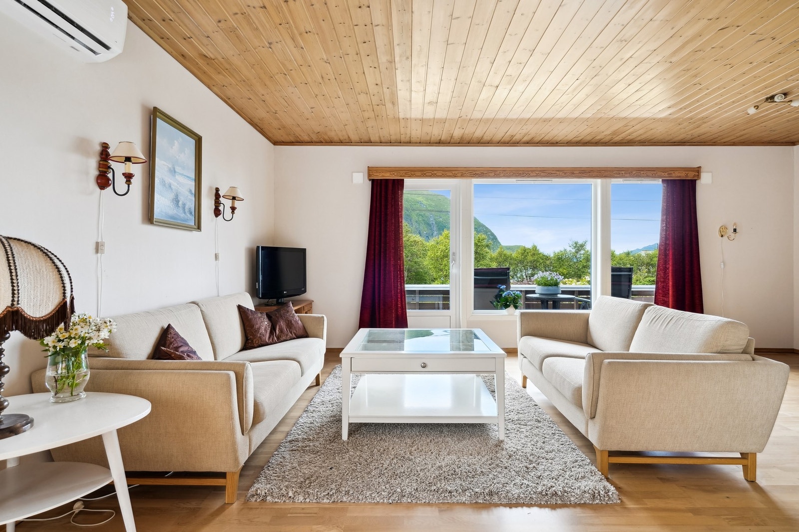 Stor stue med god plass til sofagruppe. Galleribilde