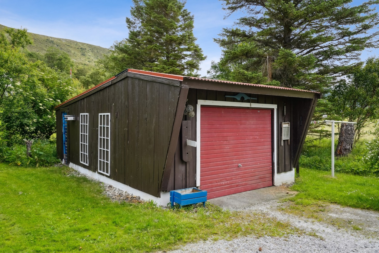 Garasje med bod i bakkant. Galleribilde