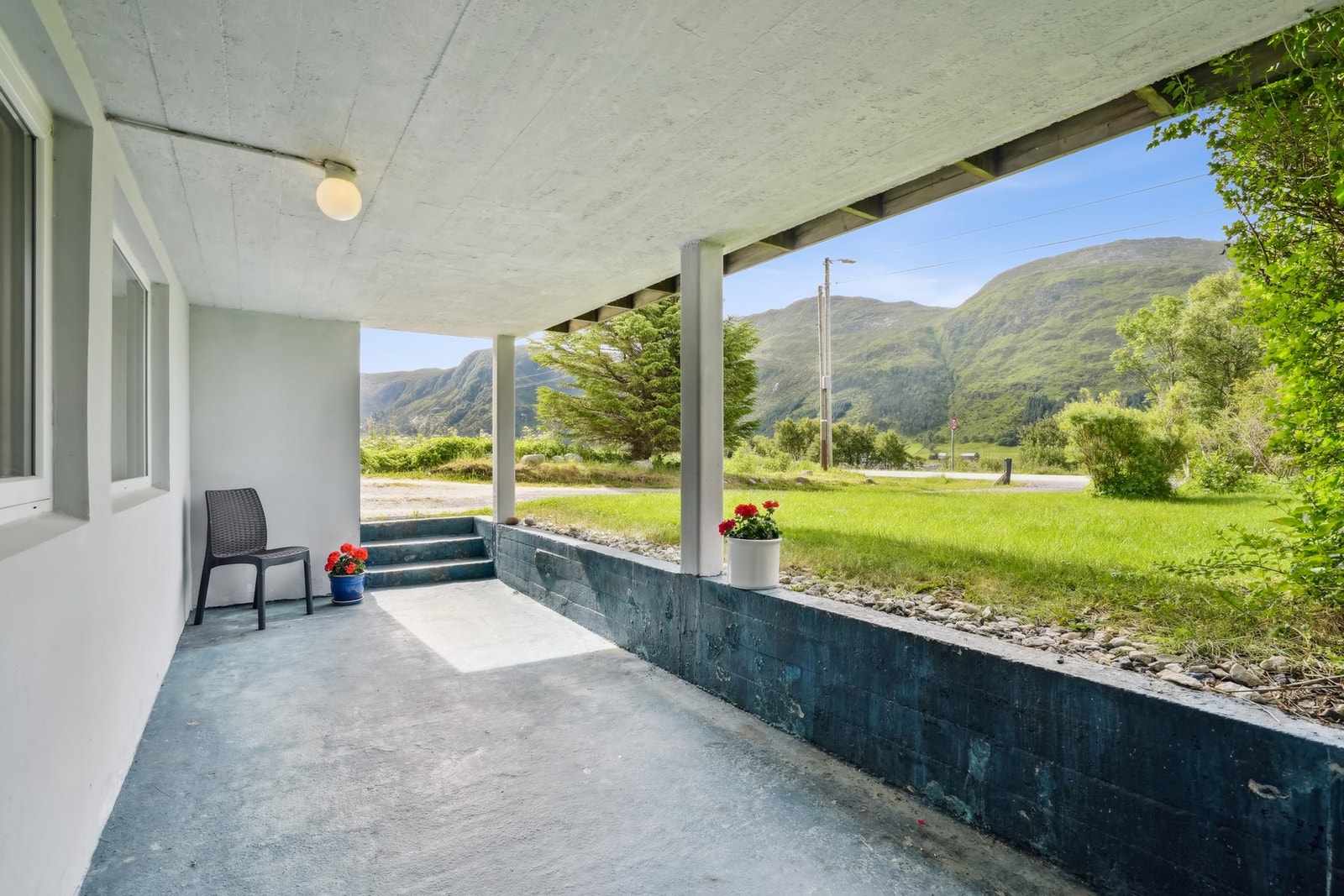 Overbygd uteplass fremfor huset. Galleribilde