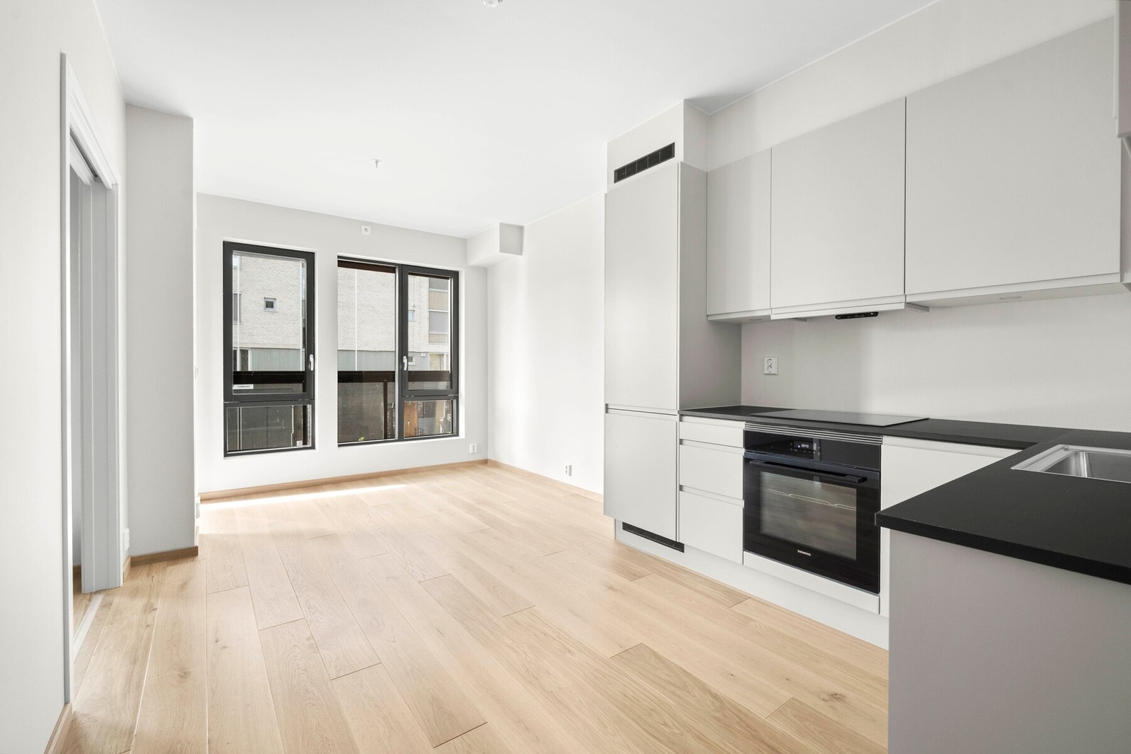 Lekkert Sigdal Horisont kjøkken med sort laminat benkeplate Galleribilde