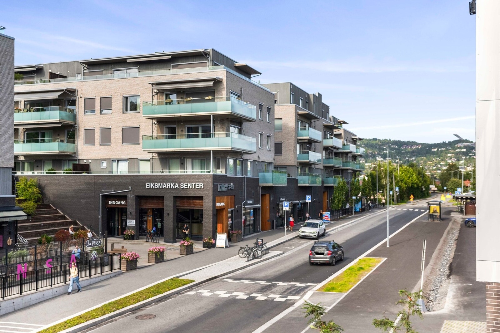 Utsyn fra balkongen. Like ved finner du Eiksmarka senter, t-banen og buss, samt fine turområder i nærområdet Galleribilde