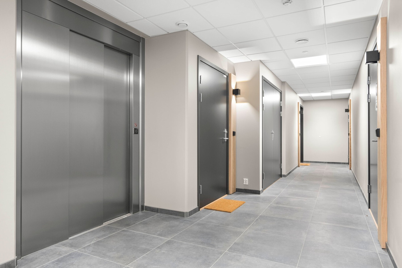 Store fine fellesarealer. Heisadkomst fra garasjeanlegg til leilighetens plan. Galleribilde