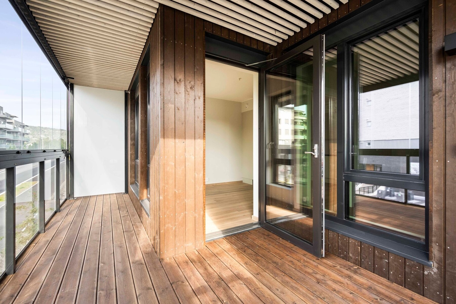 Lun uteplass med mange fine soner. flott innglasset balkong. Du kan åpne opp innglassingen Galleribilde