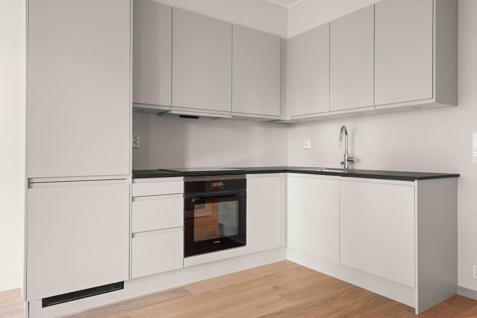 Kjøkkenet har godt med skapplass og integrerte hvitevarer fra Simens Galleribilde