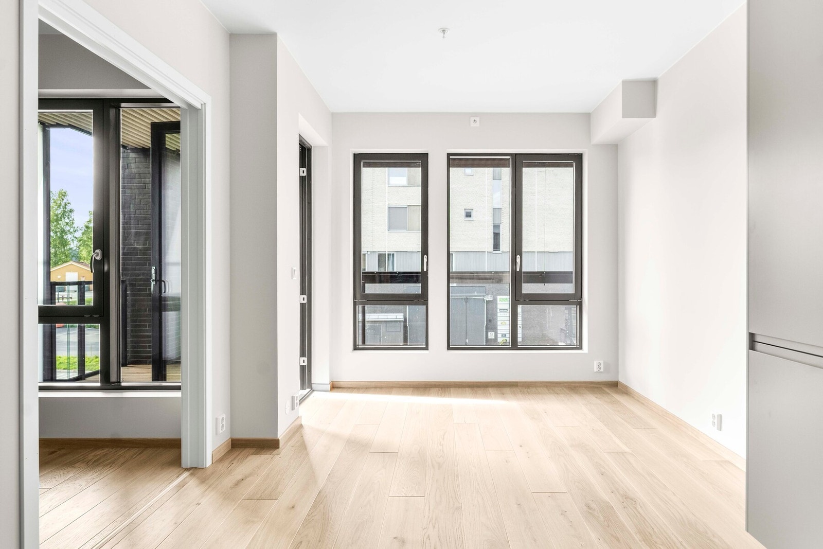 Gode kvaliteter - pen enstavs eikeparkett på gulv med vannbåren gulvvarme, lekre fargevalg på vegger Galleribilde