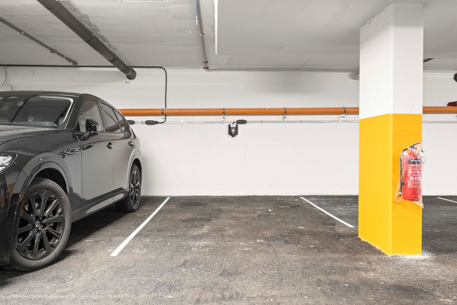 Leiligheten har en parkeringsplass i felles garasjeanlegg. I tillegg er det gjesteparkering. Mulighet for kjøp av ekstra p-plass Galleribilde