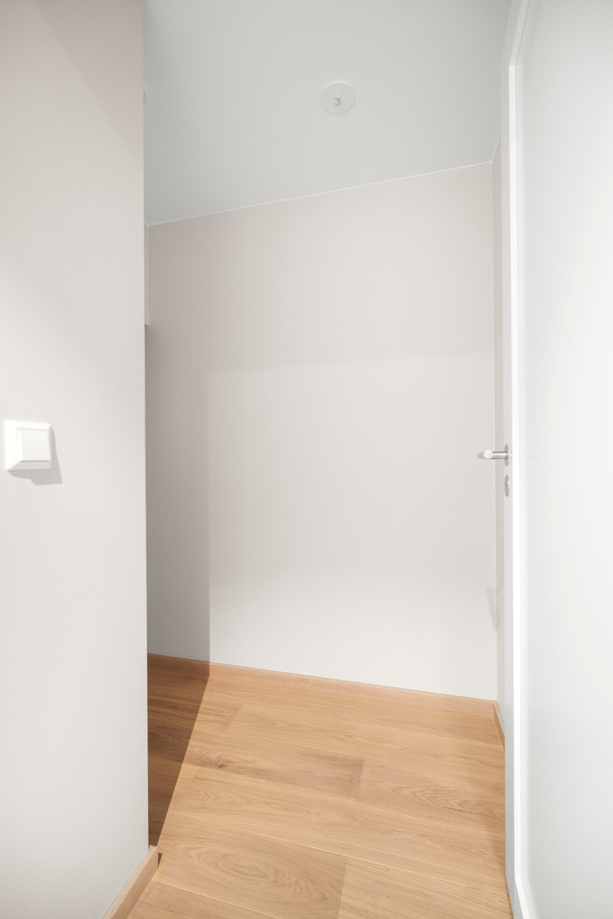 Fra entréen kommer du til en praktisk innvendig teknisk bod. Galleribilde