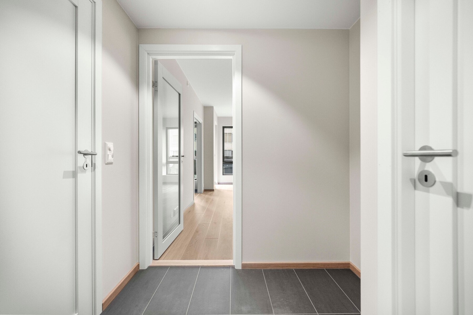 Entre med plass til garderobeskap Galleribilde