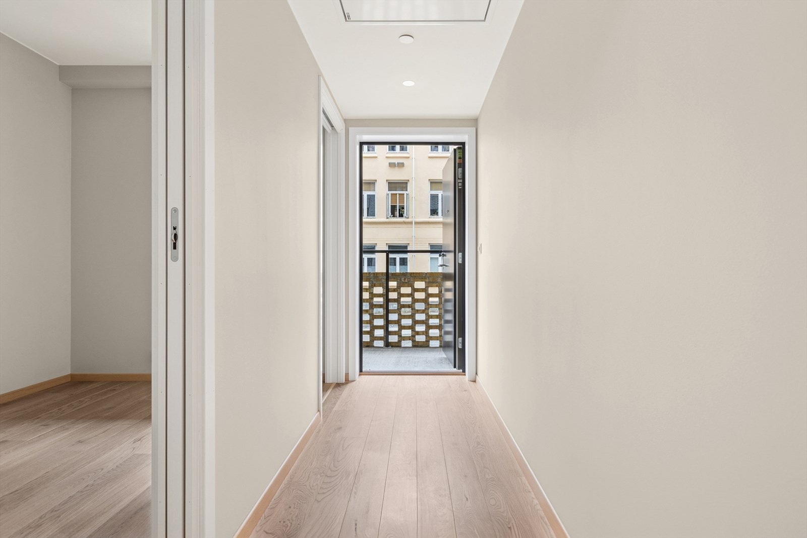 Fra leiligheten er det også kort vei til flere populære områder, som for eksempel Solsiden med sitt utvalg av restauranter og utesteder. Galleribilde