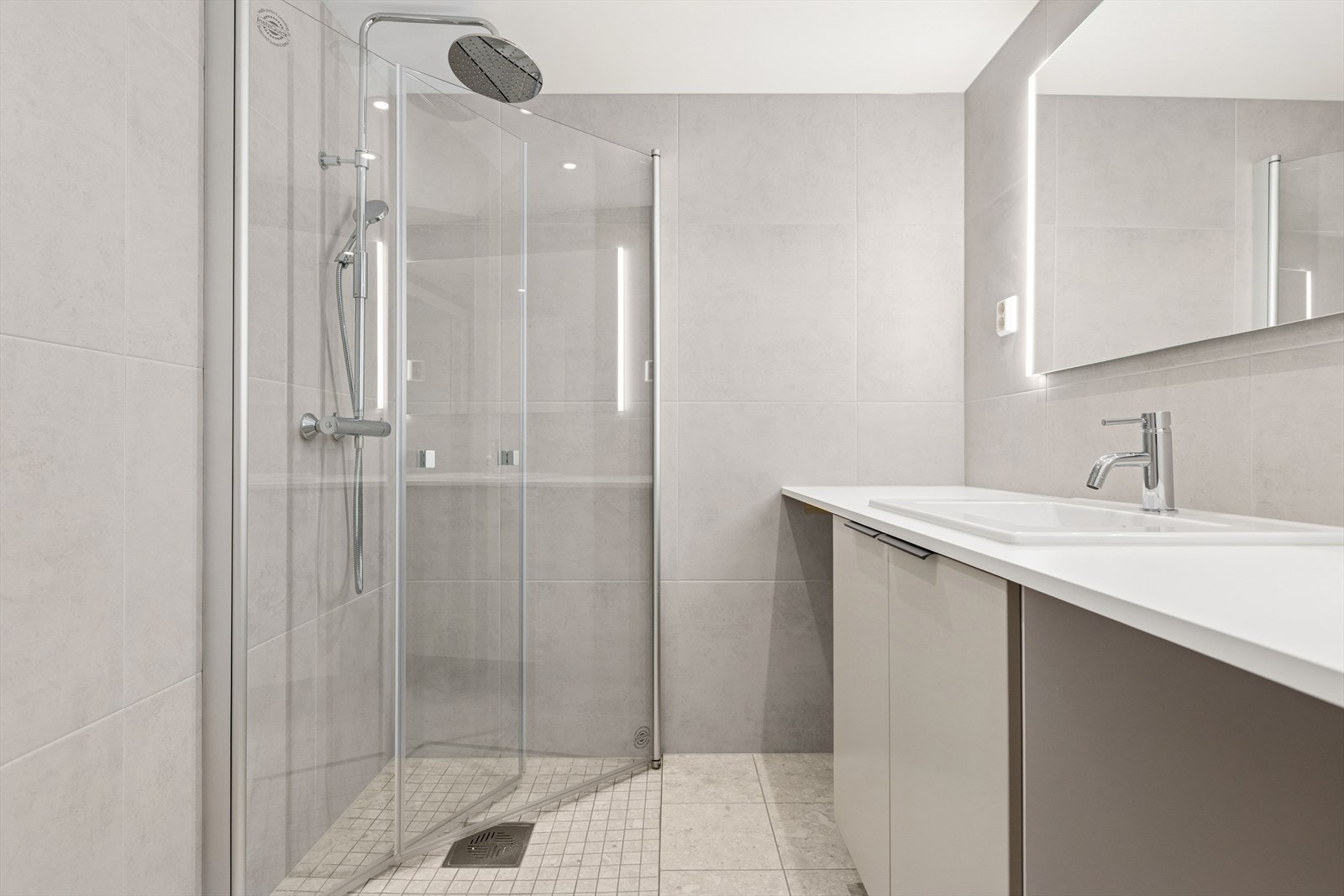 Moderne baderom med opplegg for vaskemaskin. Galleribilde