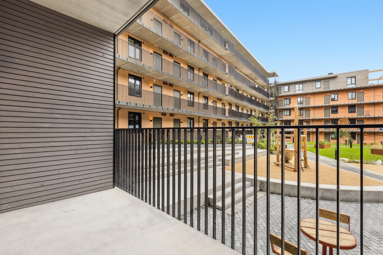 Balkongen måler til 5.5 kvadratmeter. Galleribilde