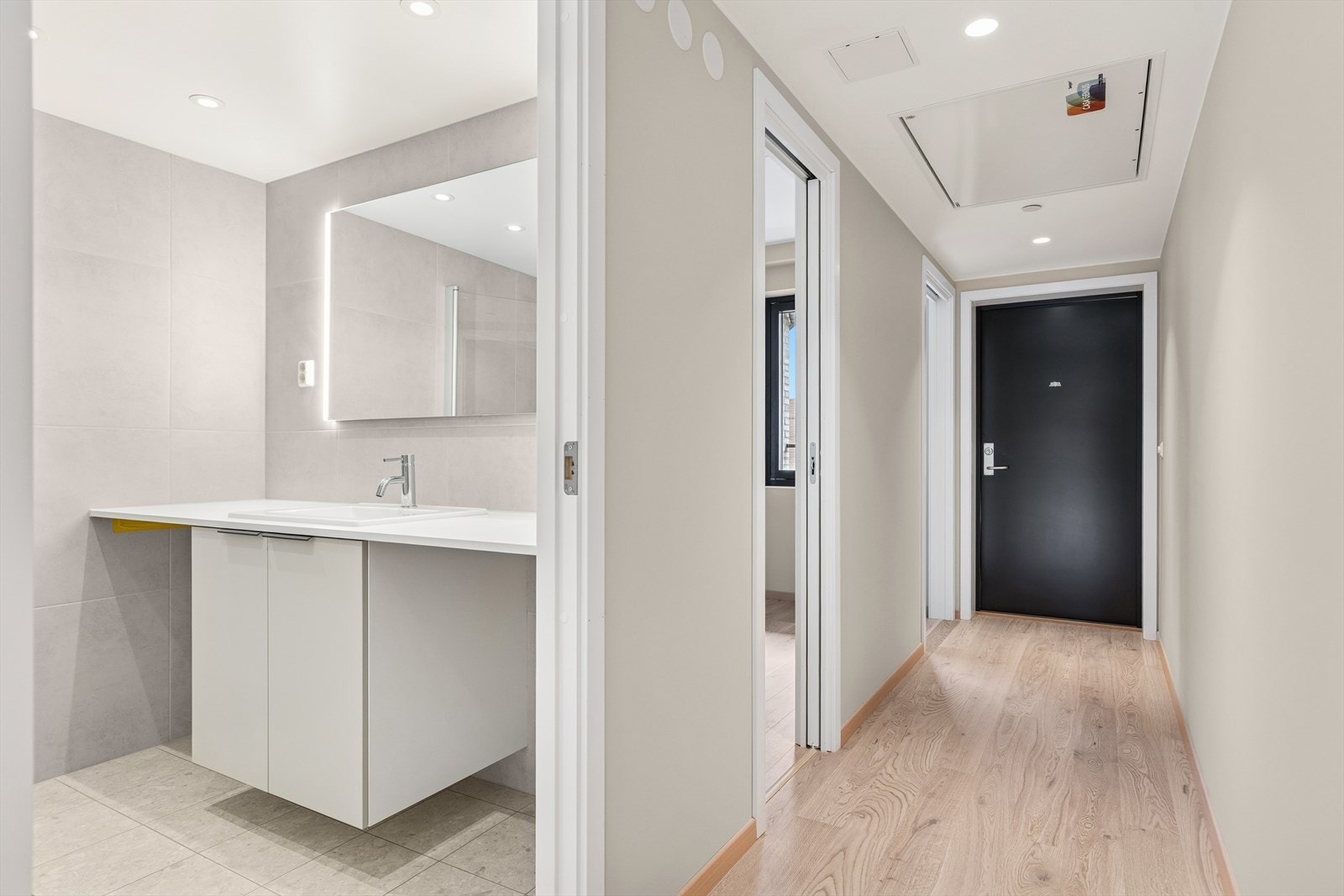 Romslig gang. Galleribilde