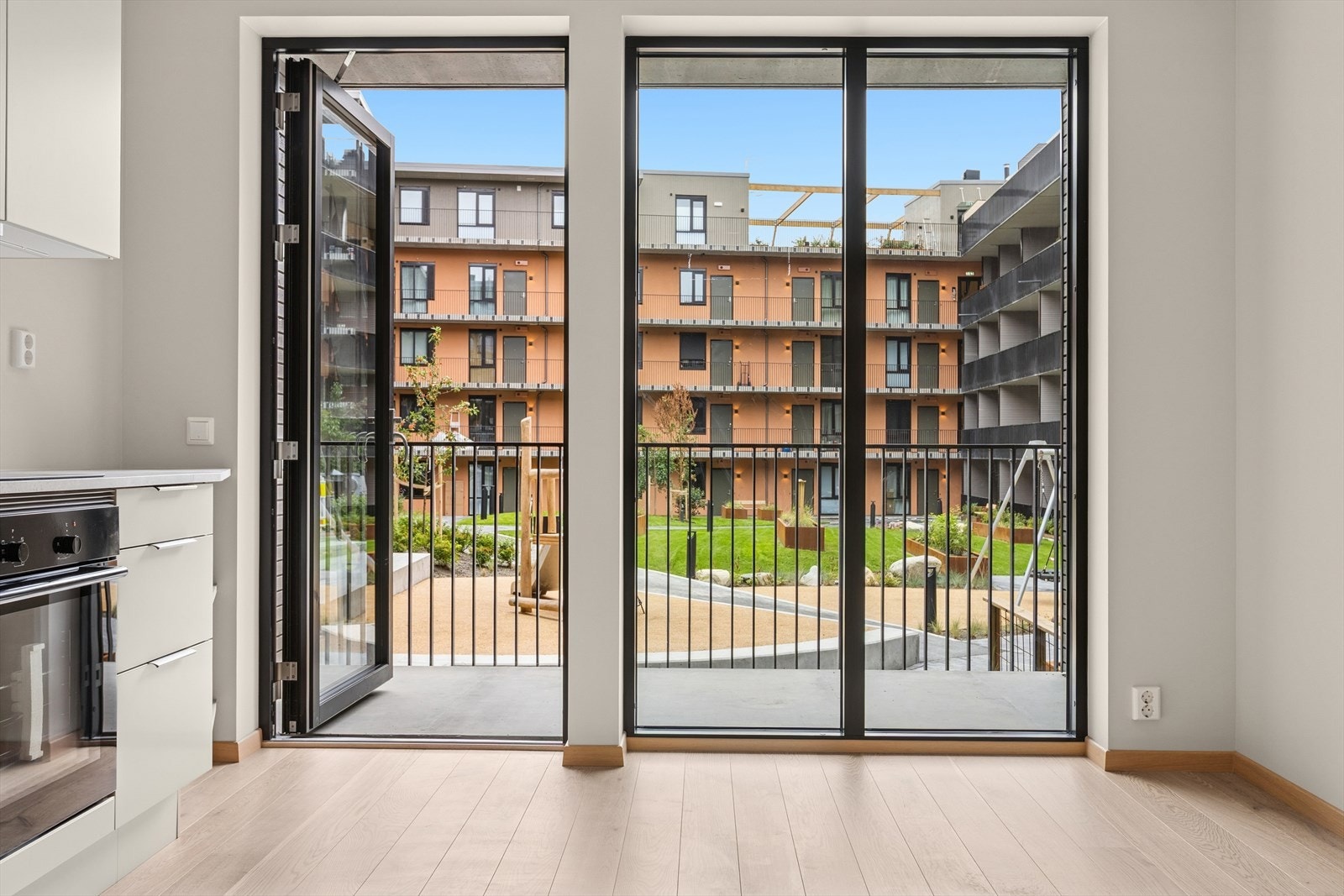 Store vinduer sørger for et godt naturlig lysinnslipp. Galleribilde