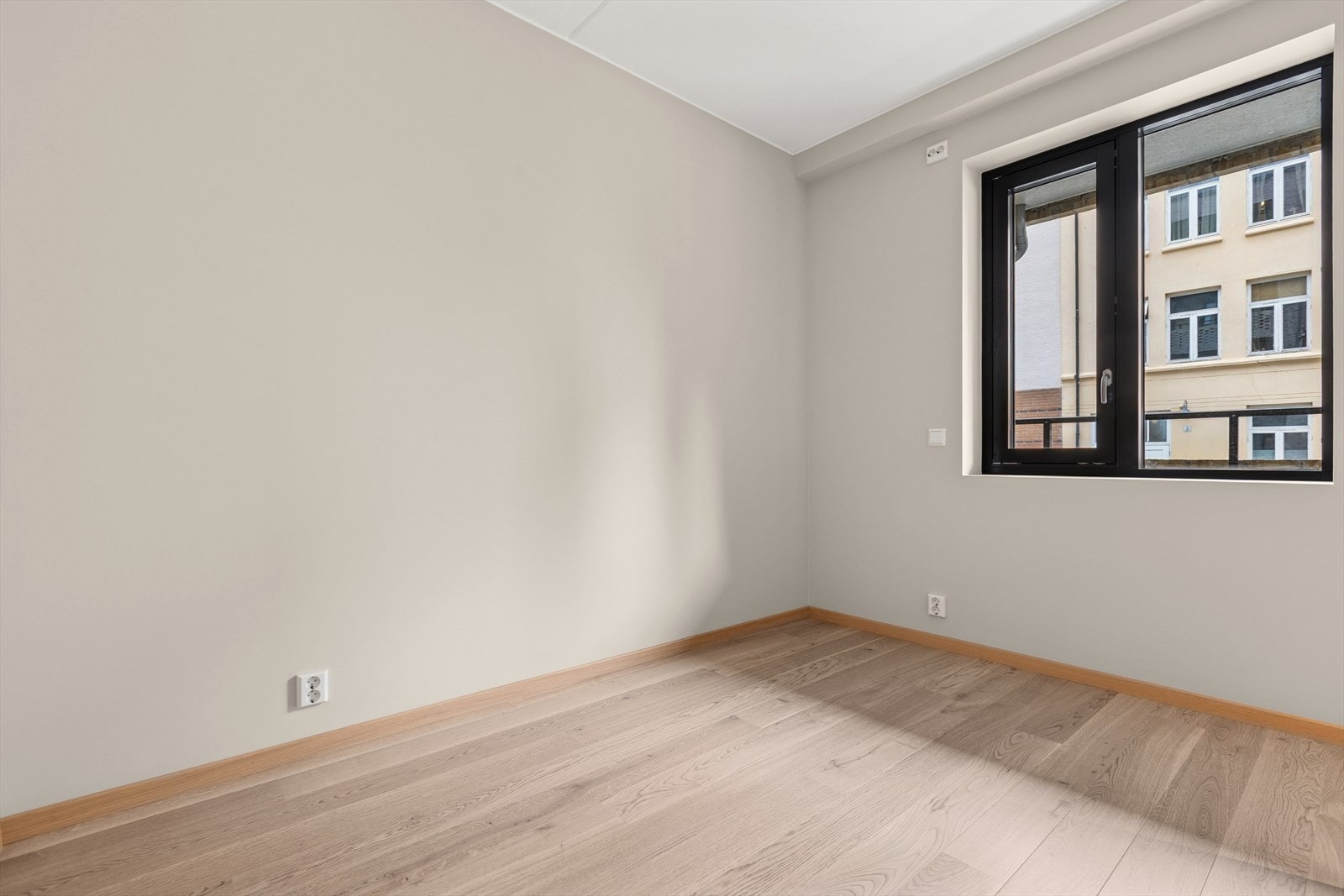 Soverommet måler til nesten 7 kvadratmeter og har god plass til soveromsinnredning. Galleribilde