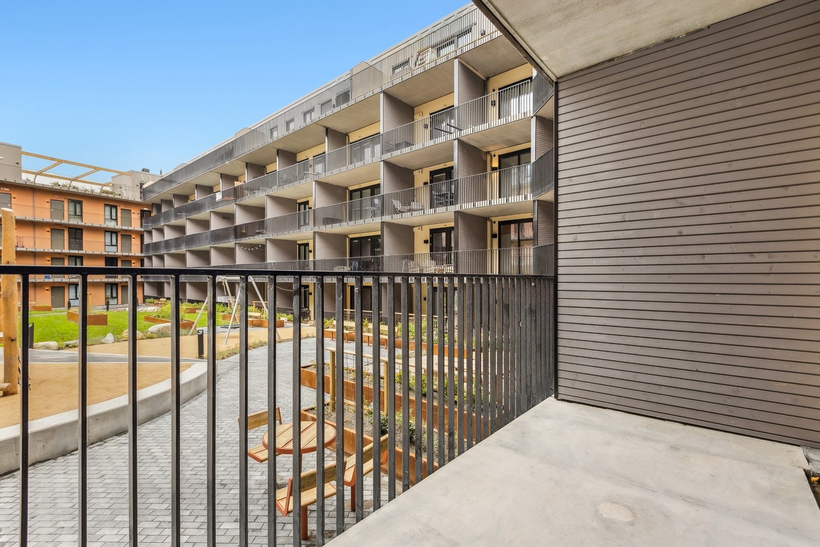 Egen balkong med utsikt mot bakgård. Galleribilde