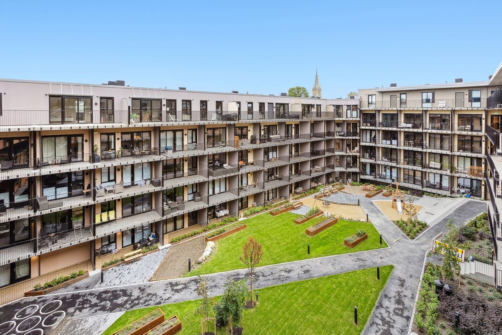 Felles bakgård for beboerne i borettslaget. Området er kjent for å være livlig og med mange studenter og unge voksne. Galleribilde