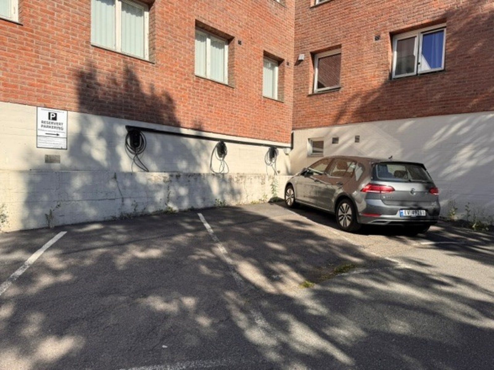 Sameiet disponerer parkeringsplasser som kun beboere kan benytte. Galleribilde