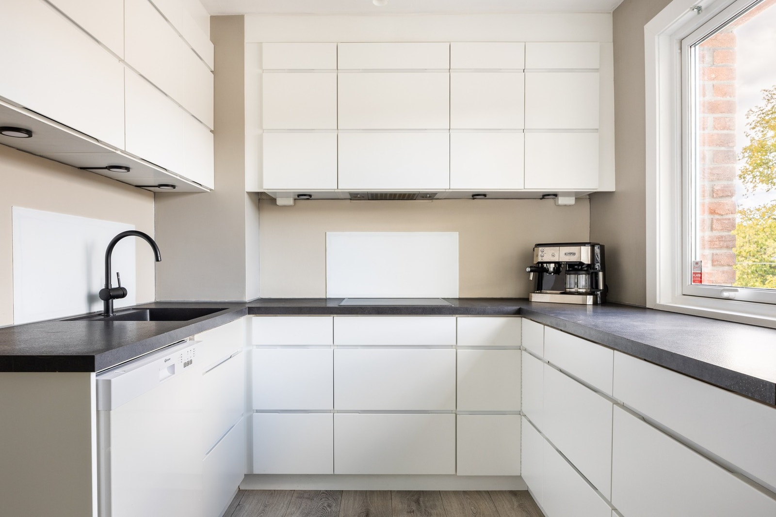 Sosialt kjøkken med praktiske løsninger samt godt med både skap- og benkeplass. Galleribilde