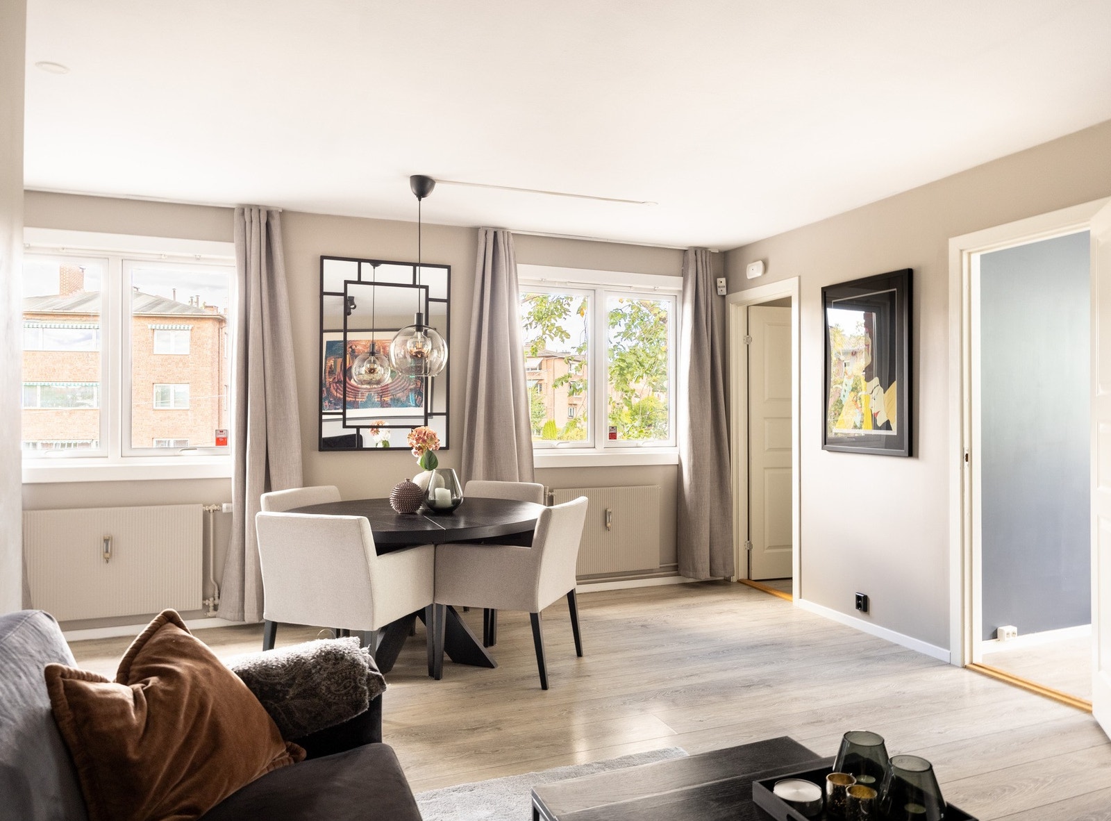 Leiligheten har store vindusflater som slipper inn mye naturlig lys. Galleribilde