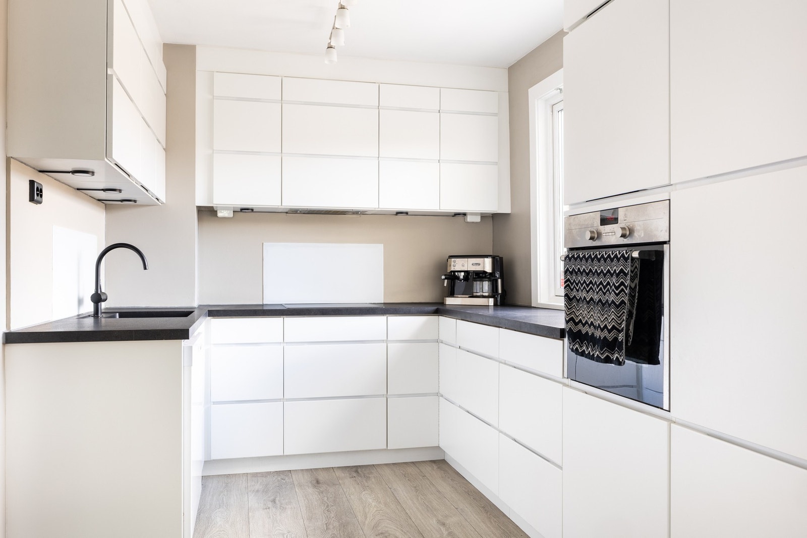 Moderne Kvik kjøkkeninnredning med hvite fronter. Galleribilde