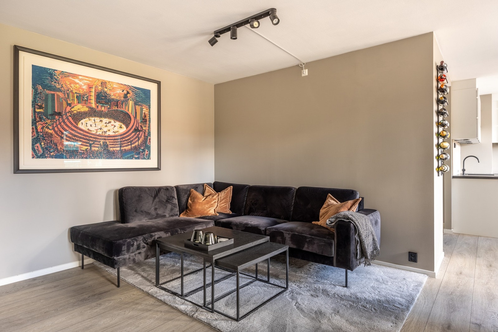 Stuen kan enkelt innredes med både sofa- og spiseseksjon. Galleribilde