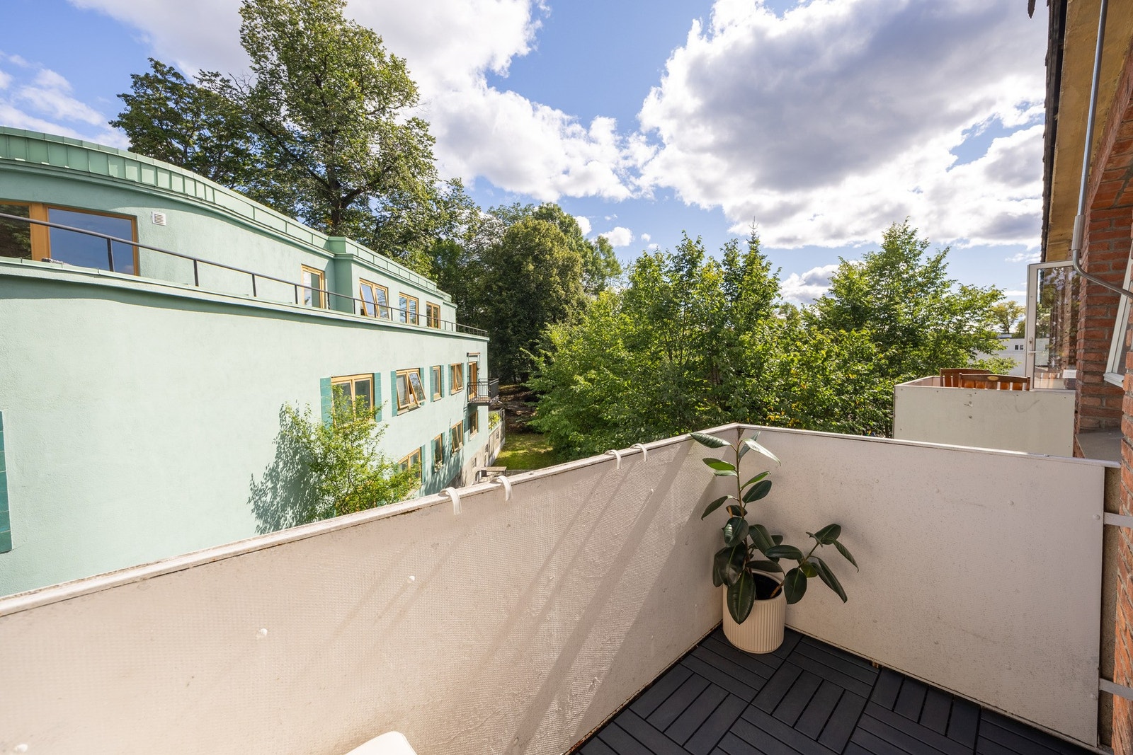 Utgang til solrik sør-østvendt balkong på 3 kvm. Galleribilde