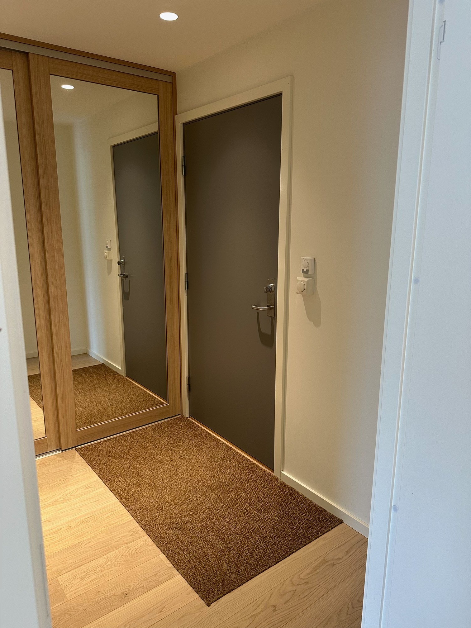 Gang med stor skyvedørsgarderobe. Galleribilde