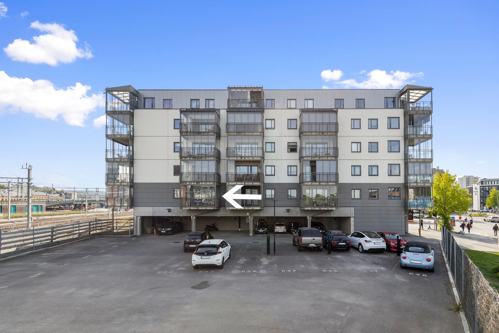 Leiligheten disponerer én biloppstillingsplass på parkeringsområdet på utsiden av bygget Galleribilde