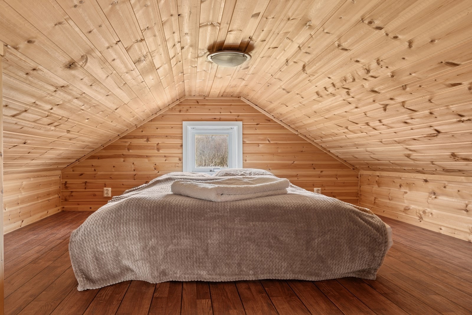 Innredet rom med adkomst fra stuen. Rommet er ikke godkjent for varig opphold. Galleribilde