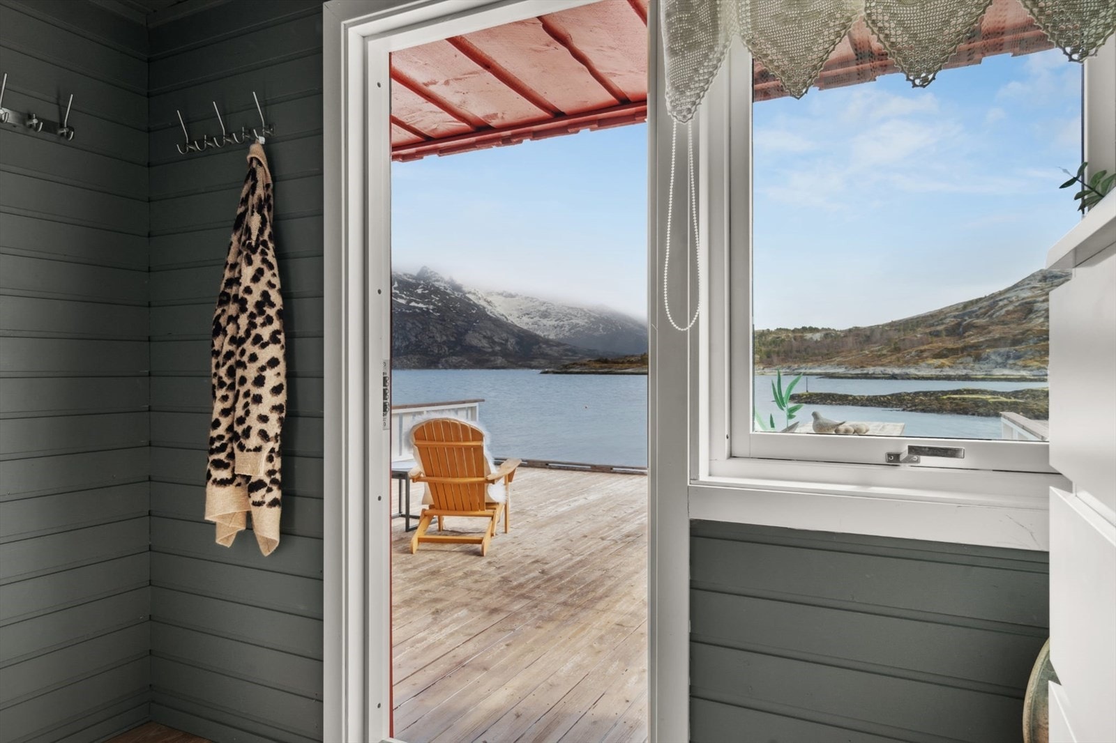 Nyt den vakre utsikten mot sjø og fjell. Galleribilde