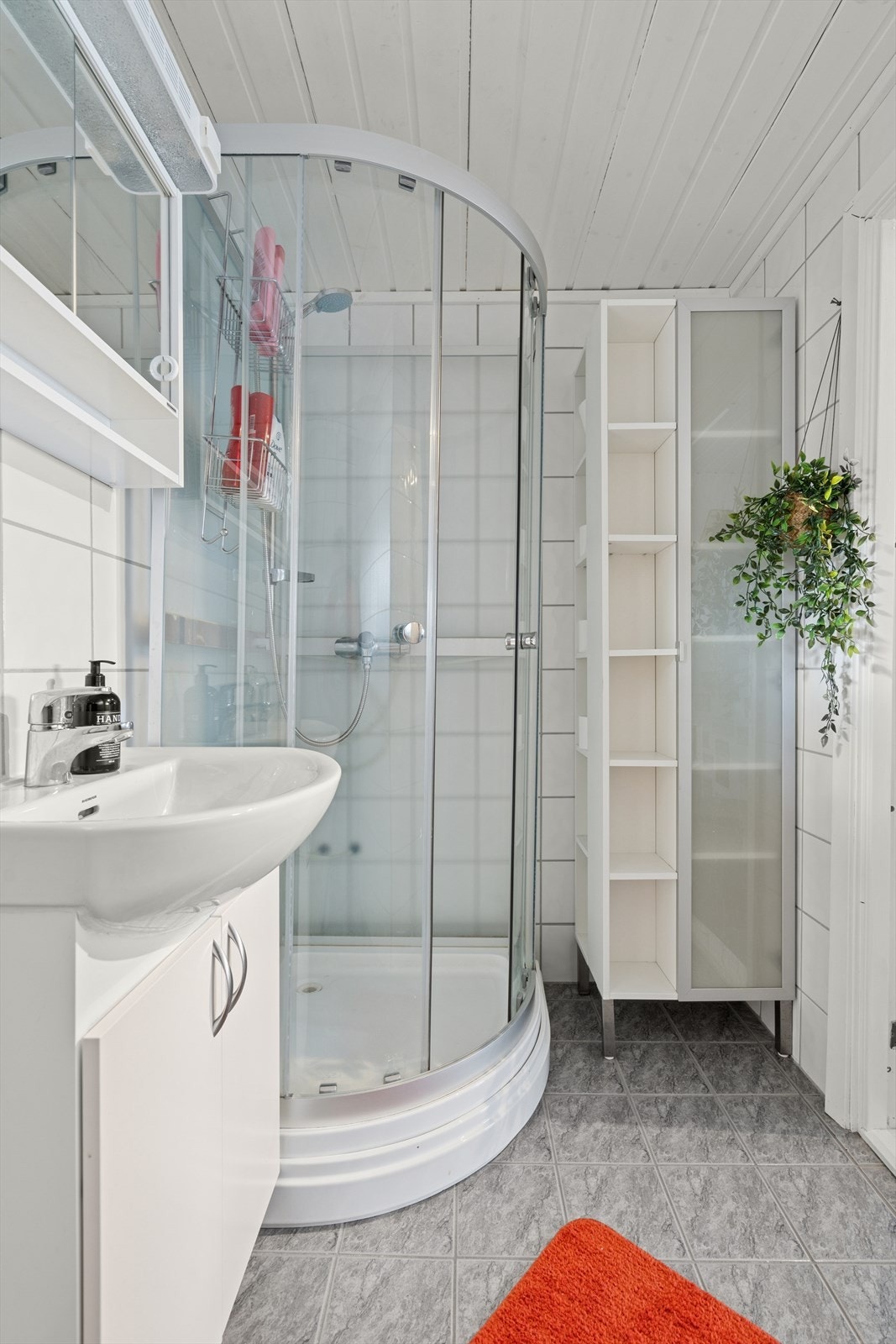 Rommet er innredet med nedfelt servant, cinderella forbrenningstoalett og dusjkabinett. Galleribilde