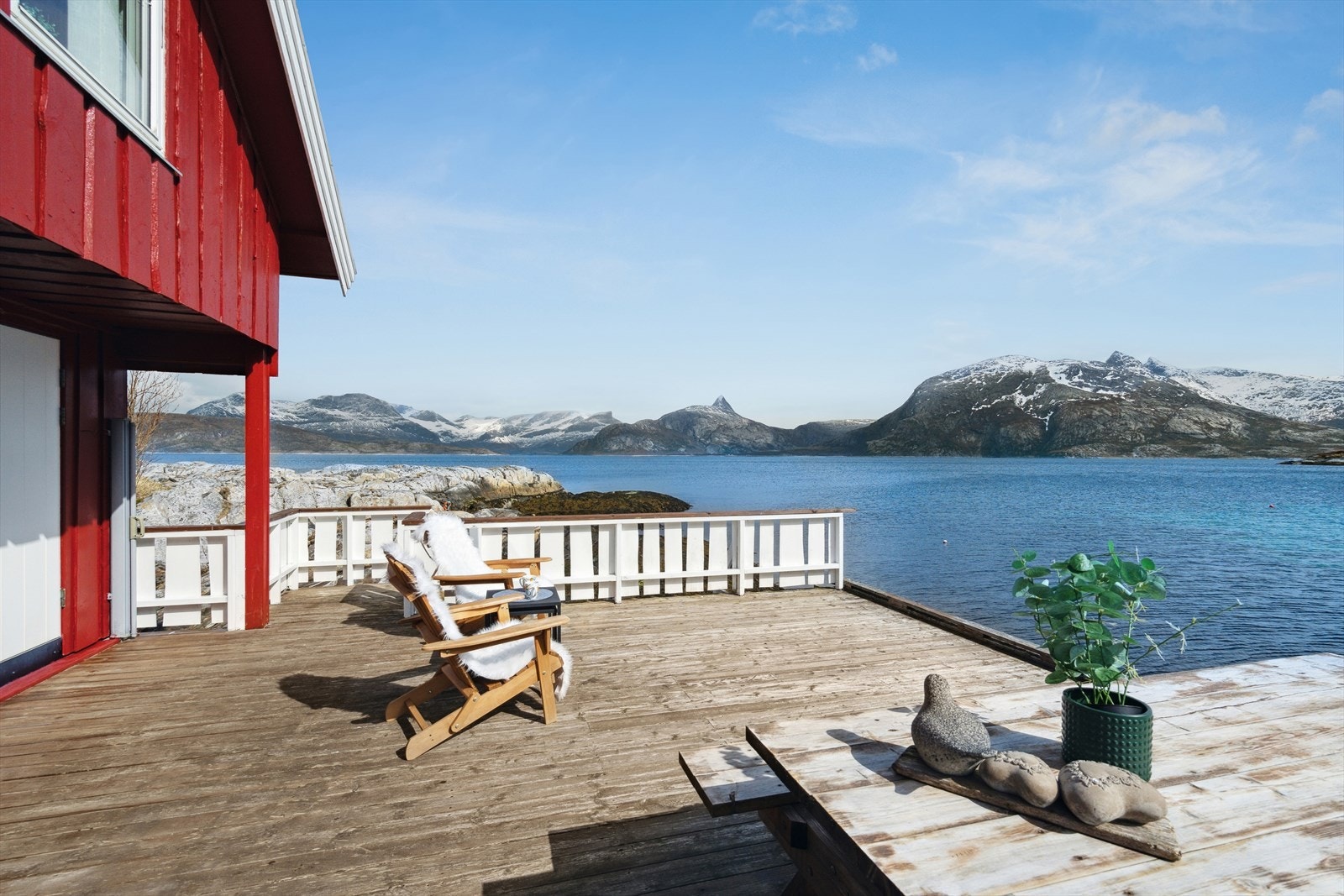 Fisking på Kjerringøy er en fantastisk opplevelse for både erfarne fiskere og nybegynnere. Denne fritidsboligen gir deg muligheten til å fiske fra egen brygge. Galleribilde