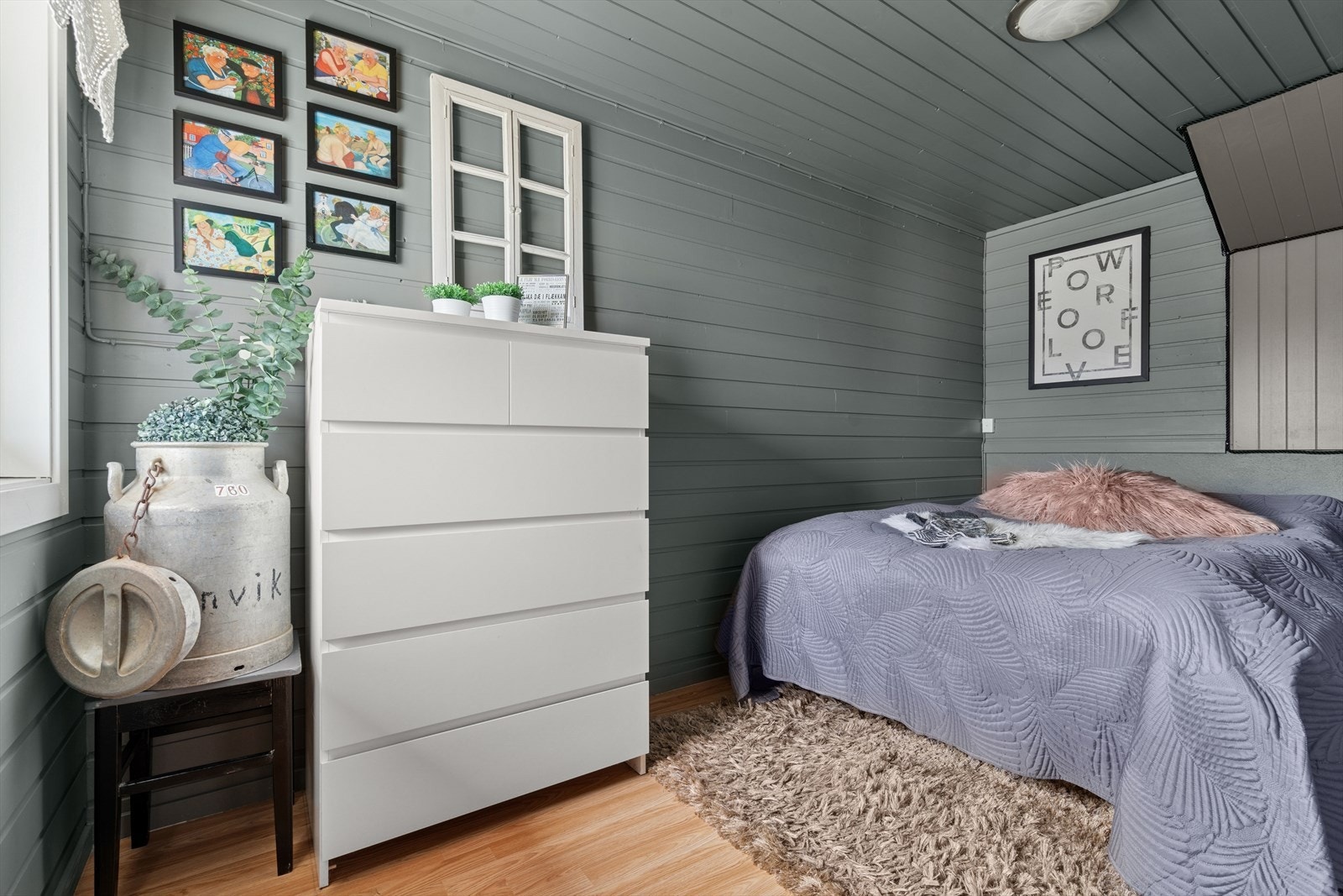 Tilleggsdel innredet som soverom. Ikke omsøkt/godkjent. Se pkt. ferdigattest. Galleribilde