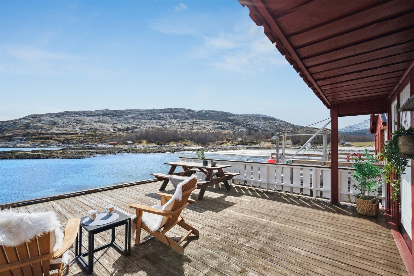 En del av kaia har et lite takoverbygg. Galleribilde