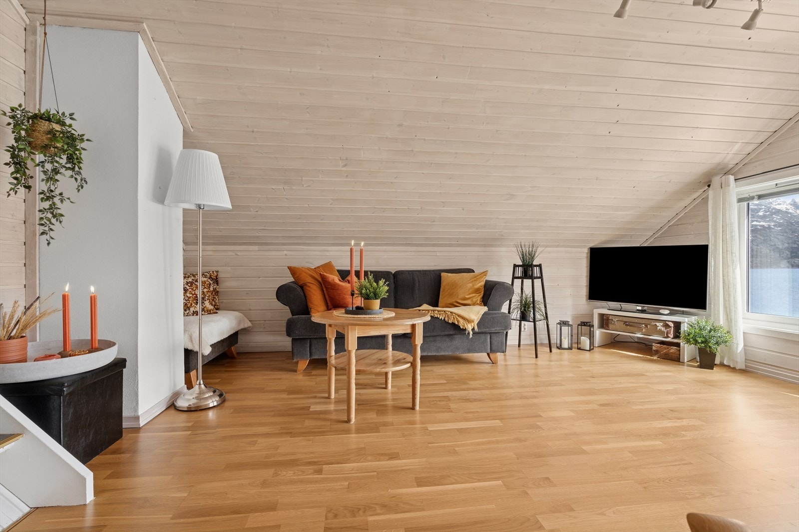 Stuen har god plass til sofagruppe og tilhørende møbler. Galleribilde