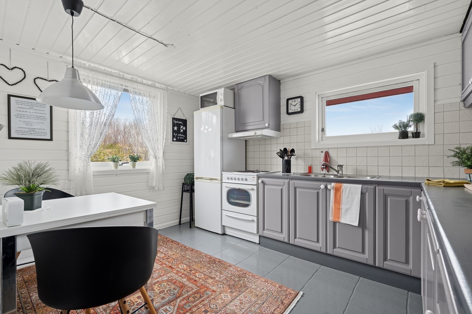 Kjøkkenet har en innredning med profilerte fronter og laminat benkeplate. Galleribilde