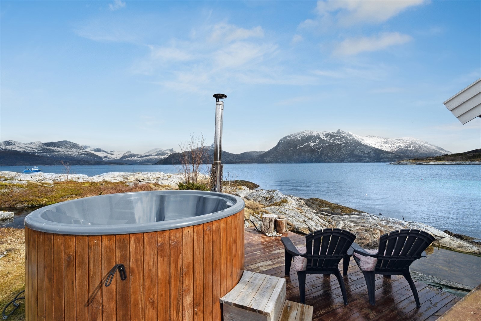 Nyt et bad i vakre omgivelser. Galleribilde